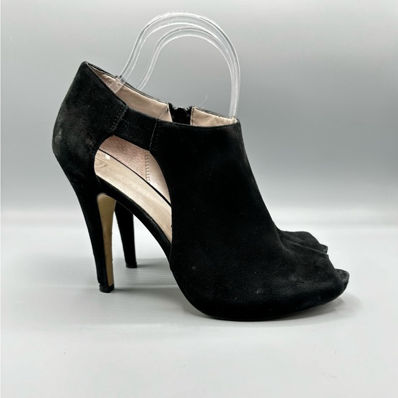 Nine West Size 8 Black Suede Cut Out Bootie. Side zip closure - Picture 1 of 5